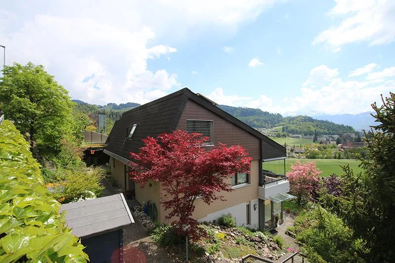 Ampia casa semidetachata di 6½ locali con privacy e vista panoramica privilegiata
