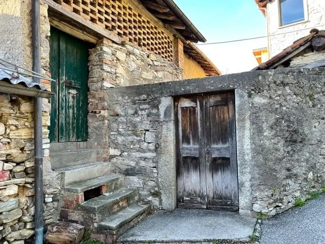 Ticino house + large building plot in Breggia Sagno