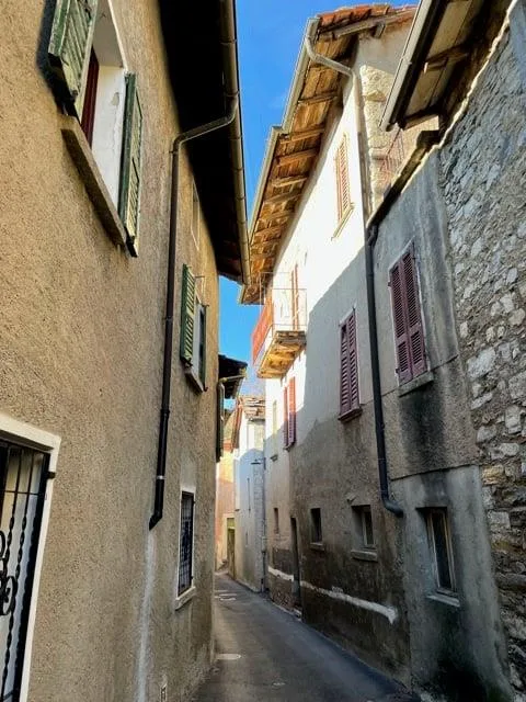 Ticino house + large building plot in Breggia Sagno