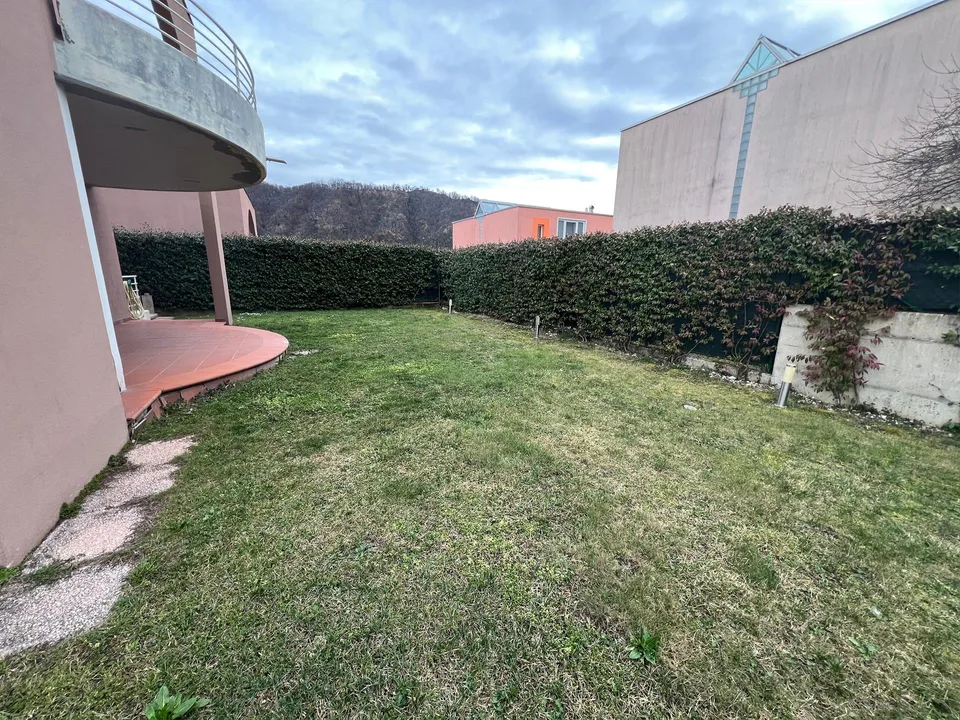 Maison unifamiliale de 3 pièces avec jardin et garage à Bedano