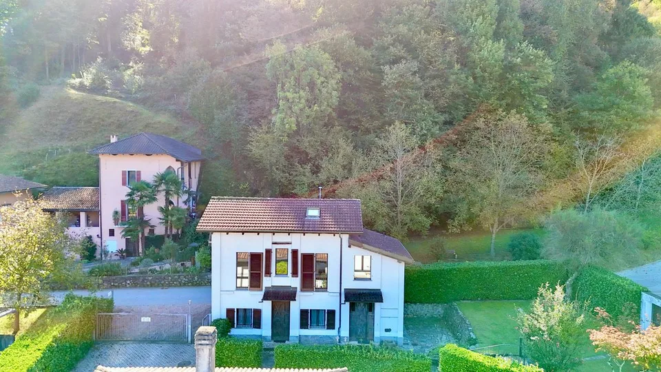 Villa con Giardino, Dependence e Ampio Potenziale Edificatorio
