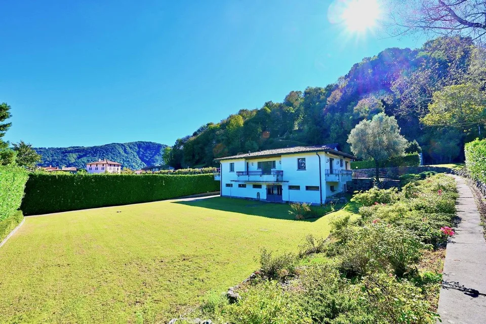 Villa con Giardino, Dependence e Ampio Potenziale Edificatorio
