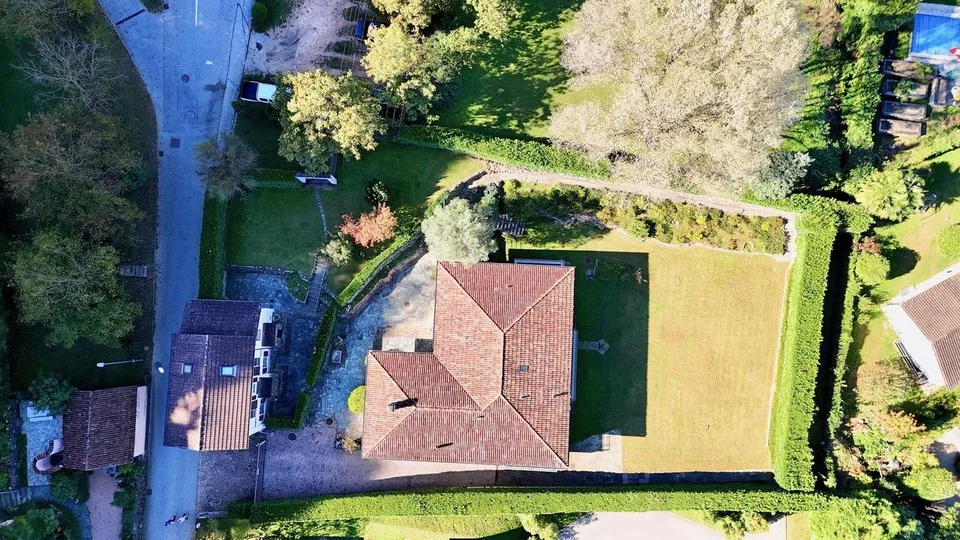 Villa con Giardino, Dependence e Ampio Potenziale Edificatorio