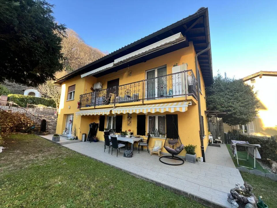 Casa Uni-bifamilare di 3.5 + 3.5 locali con giardino