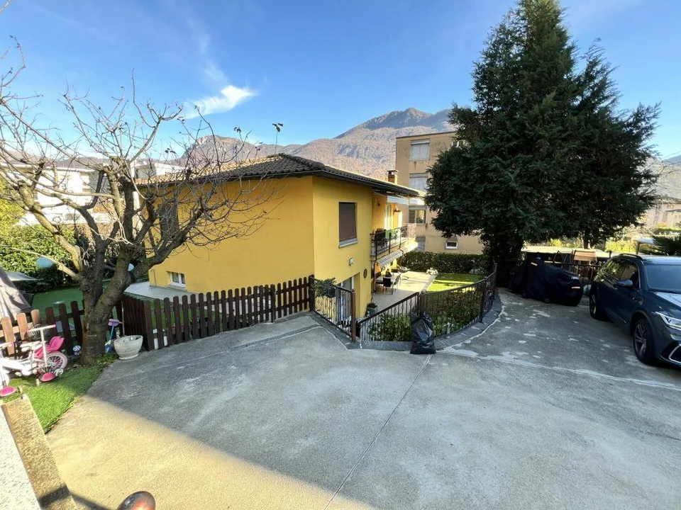 Einfamilien-/Zweifamilienhaus mit 3,5 + 3,5 Zimmern und Garten
