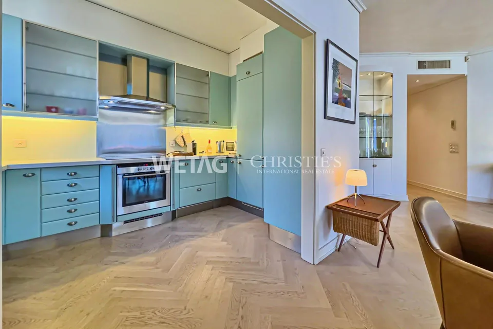 Lugano-Bissone : Appartement avec accès direct au lac, piscine extérieure, vue sur le lac & emplacement de bateau à vendre