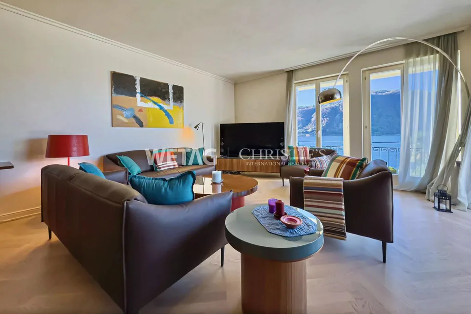 Lugano-Bissone : Appartement avec accès direct au lac, piscine extérieure, vue sur le lac & emplacement de bateau à vendre