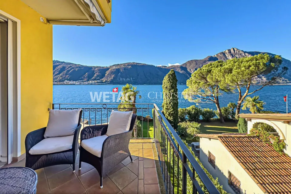 Lugano-Bissone : Appartement avec accès direct au lac, piscine extérieure, vue sur le lac & emplacement de bateau à vendre