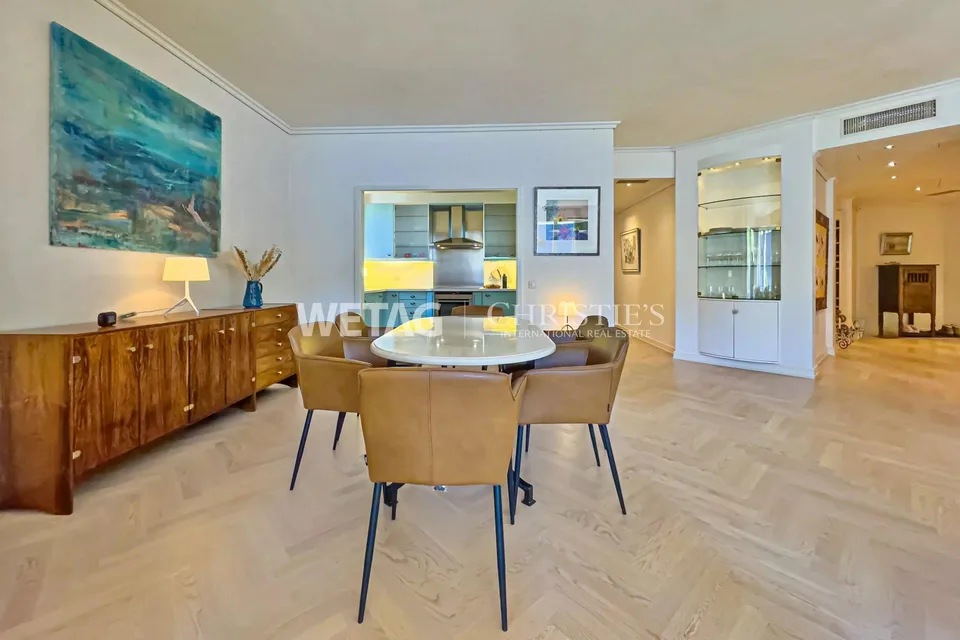 Lugano-Bissone : Appartement avec accès direct au lac, piscine extérieure, vue sur le lac & emplacement de bateau à vendre