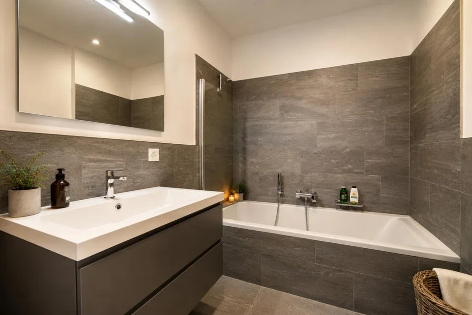 Moderne 2.5-Zimmer-Terrassenwohnung mit 20 m² Terrasse in Laax – Foto 9 von 14