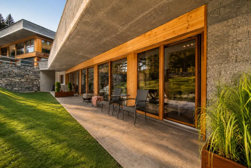 Moderne 2.5-Zimmer-Terrassenwohnung mit 20 m² Terrasse in Laax