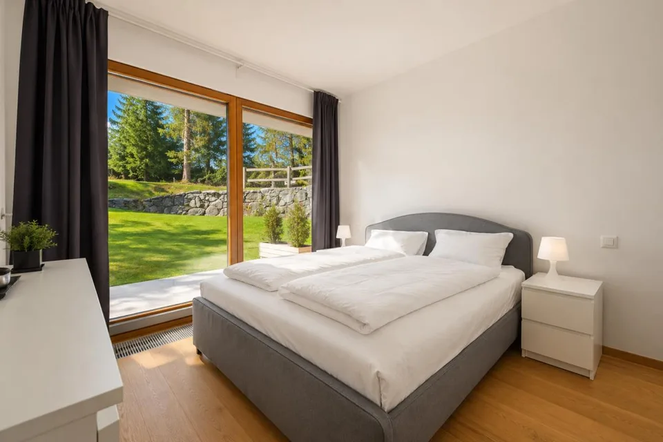 Moderne 2.5-Zimmer-Terrassenwohnung mit 20 m² Terrasse in Laax – Foto 8 von 14