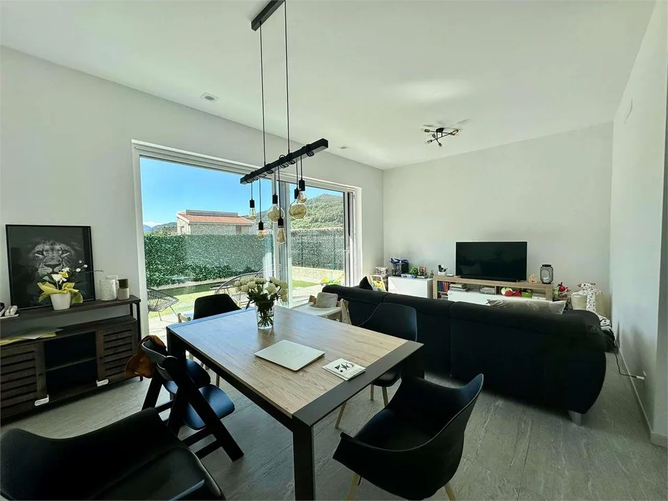 Moderne Reihenhaus-Villa mit privatem Garten in Arzo, Minergie-Standard