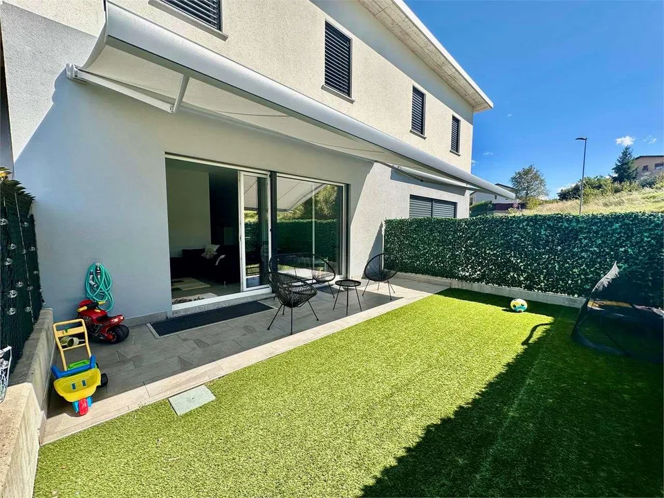 Villa contigua moderna con giardino privato ad Arzo, standard minergie