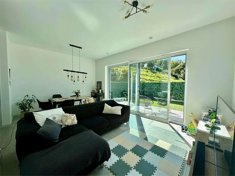 Moderne Reihenhaus-Villa mit privatem Garten in Arzo, Minergie-Standard