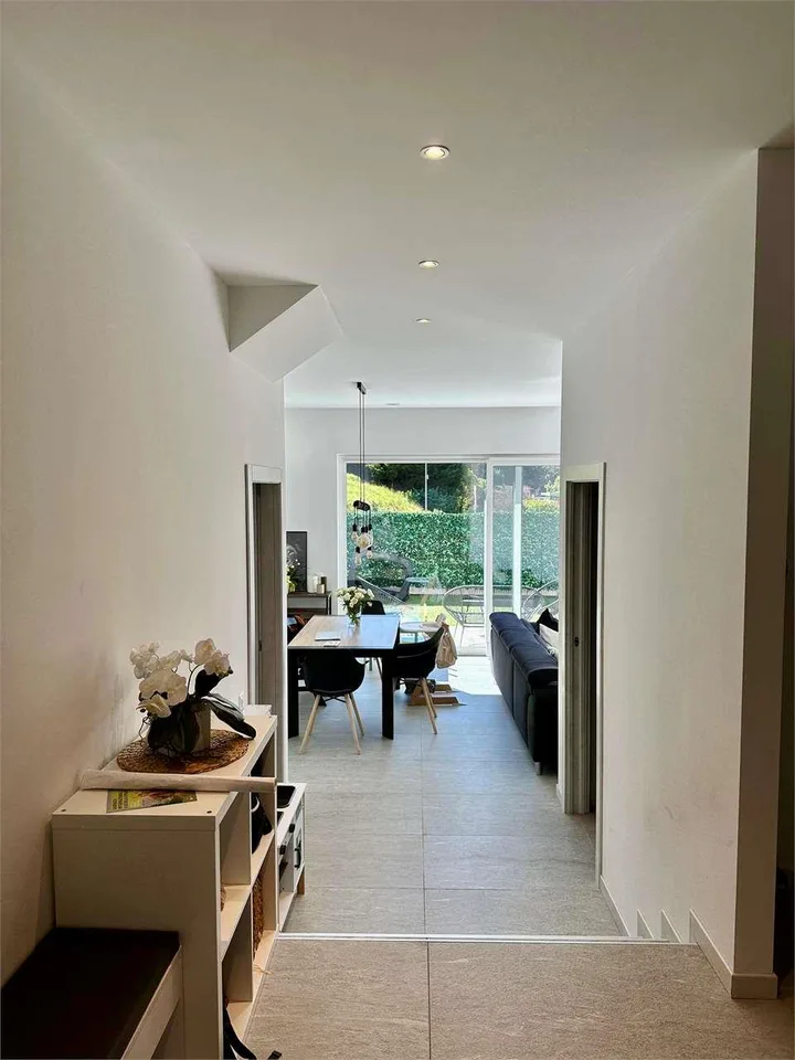 Moderne Reihenhaus-Villa mit privatem Garten in Arzo, Minergie-Standard
