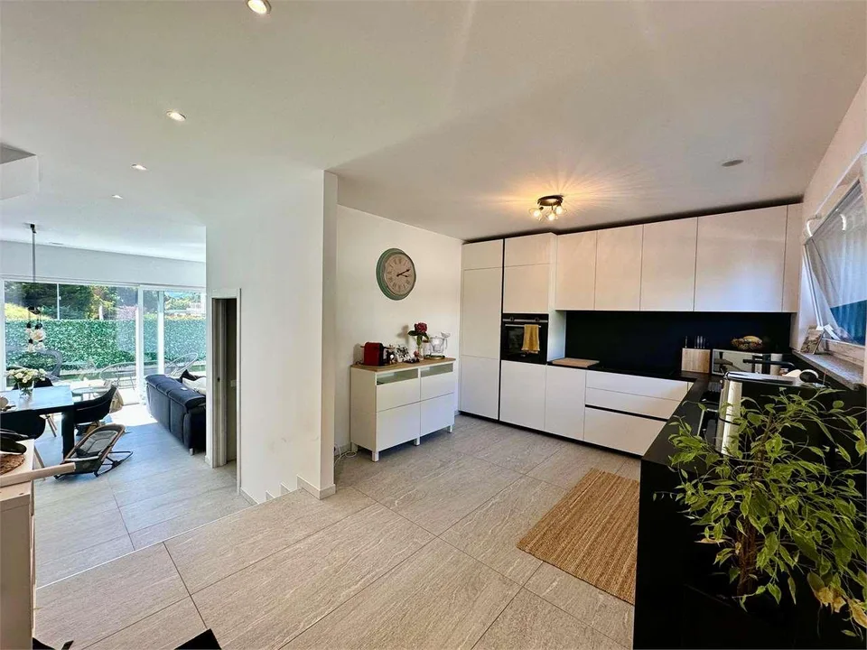 Moderne Reihenhaus-Villa mit privatem Garten in Arzo, Minergie-Standard