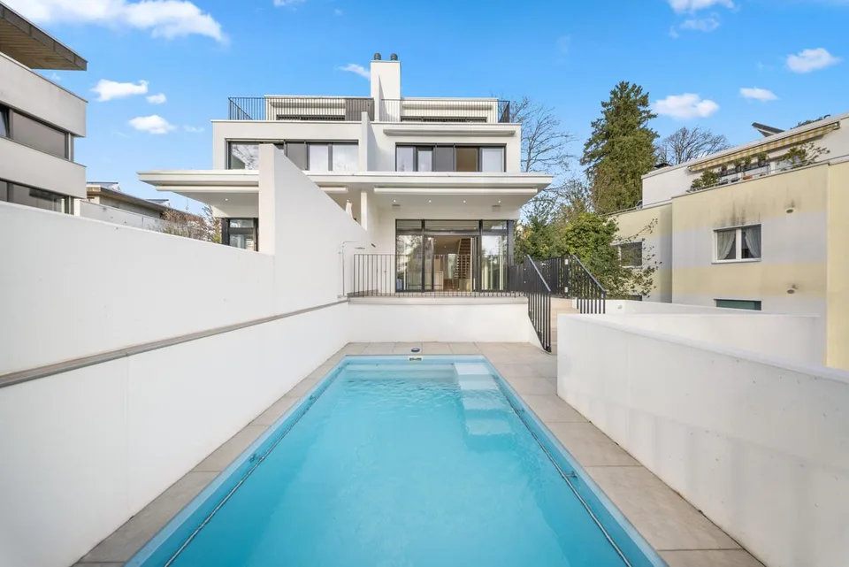 Exklusives Terrassenhaus mit Pool, Lift & Einliegerwohnung in Riehen