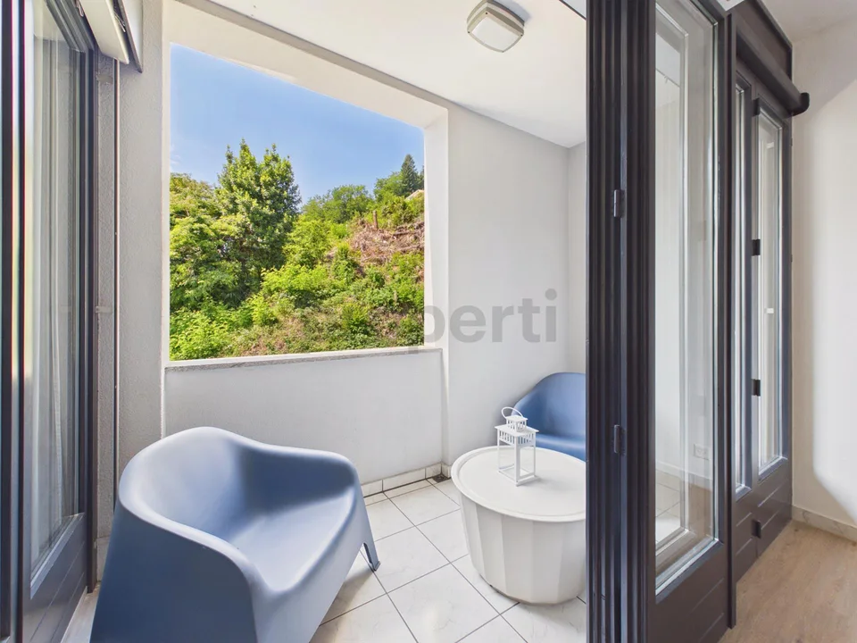 Elegante 3.5 locali stepped-flat con balcone, Lugano
