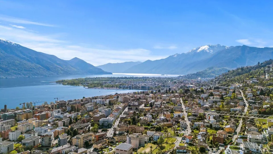 Bellissima Casa bifamiliare a schiera di 8.5 locali con piscina e vista mozzafiato – foto 6 di 26