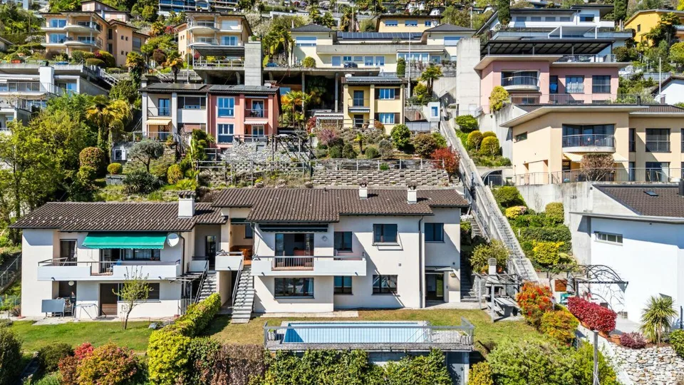 Wunderschönes 8,5-Zimmer-Doppelhaus mit Schwimmbad und atemberauben...