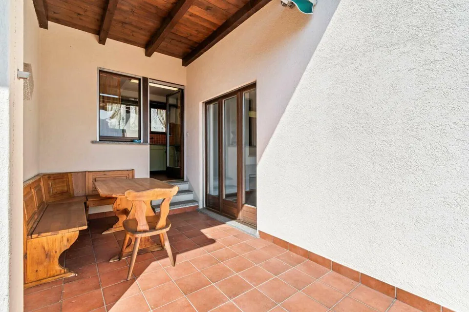 Bellissima Casa bifamiliare a schiera di 8.5 locali con piscina e vista mozzafiato – foto 8 di 26