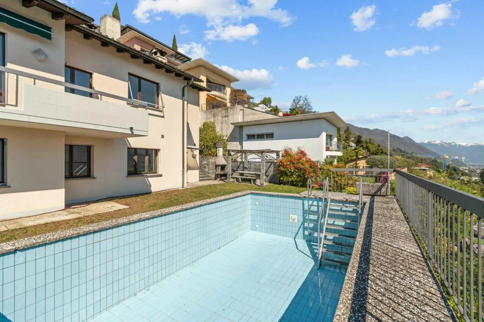 Bellissima Casa bifamiliare a schiera di 8.5 locali con piscina e vista mozzafiato – foto 18 di 26