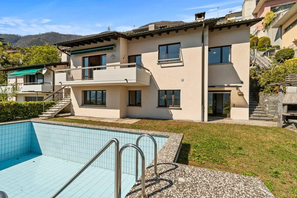 Bellissima Casa bifamiliare a schiera di 8.5 locali con piscina e vista mozzafiato – foto 19 di 26
