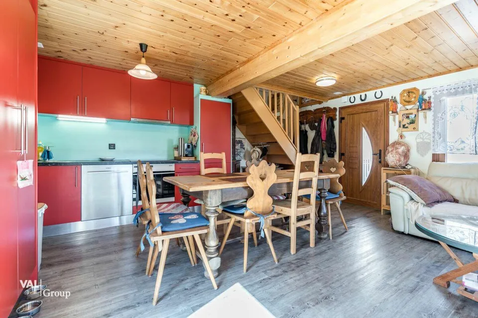 Delizioso piccolo chalet con ampio giardino, nel cuore del villaggio