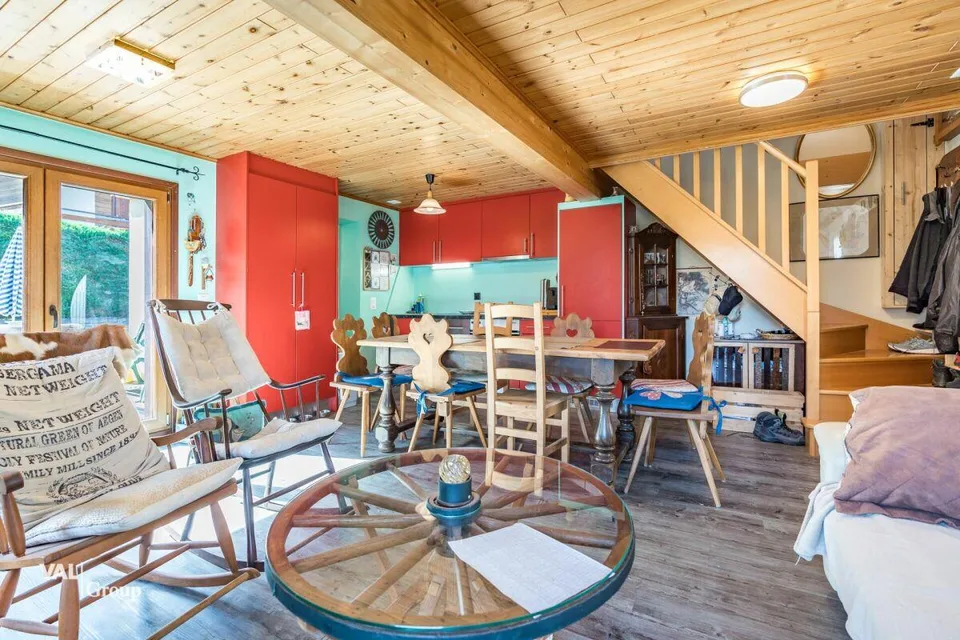 Delizioso piccolo chalet con ampio giardino, nel cuore del villaggio