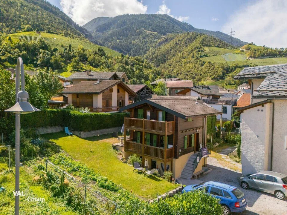 Charmant petit chalet avec spacieux jardin, en plein coeur du village