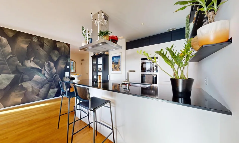 Moderne 2.5-Zimmer-Wohnung mit Skyline-Flair und Weitsicht