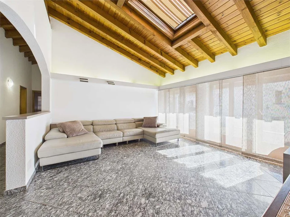 Charakteristische Villa mit Nebengebäude in Lodrino