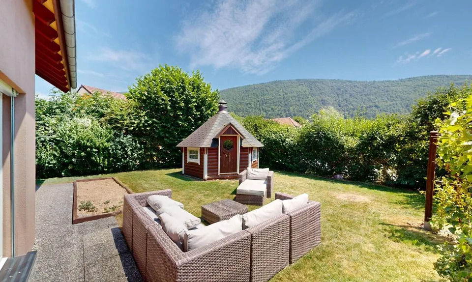 Prächtige Villa mit Garten, Jacuzzi und privatem Teich – Foto 12 von 21