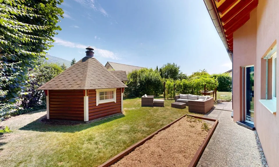 Prächtige Villa mit Garten, Jacuzzi und privatem Teich – Foto 10 von 21