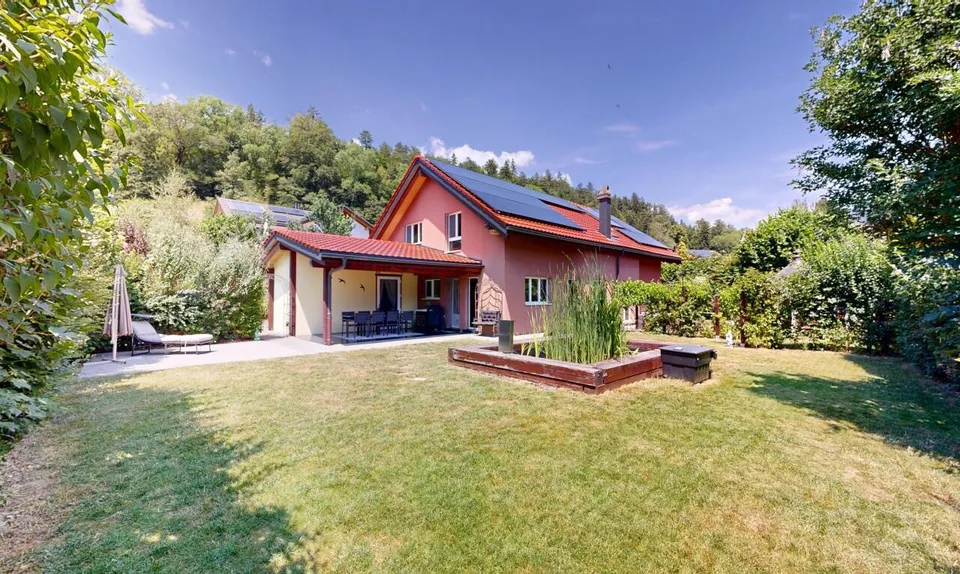 Splendida Villa di Prestigio con Giardino, Jacuzzi e Lago Privato