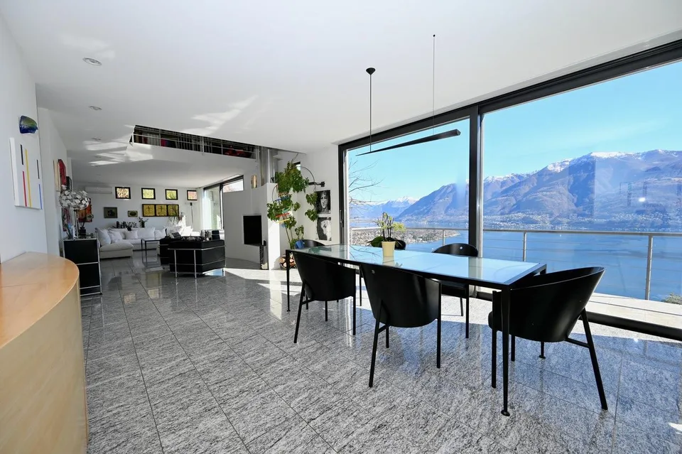 VILLA CON VISTA LAGO. STILE MINIMALISTA. MASSIMO LUSSO