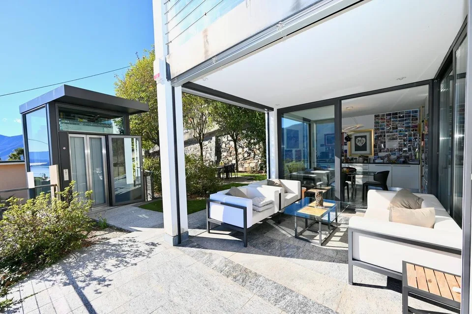 VILLA CON VISTA LAGO. STILE MINIMALISTA. MASSIMO LUSSO