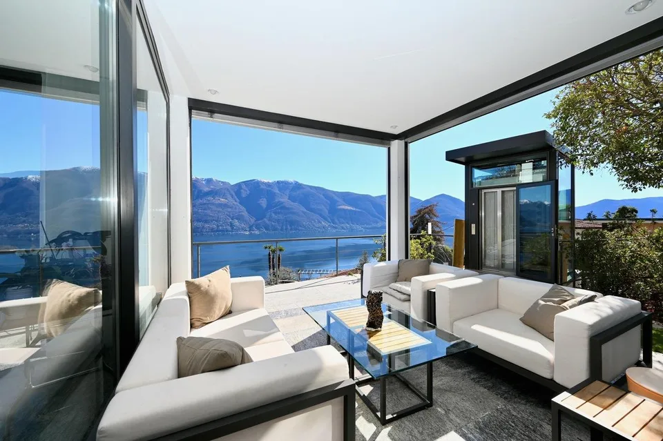 VILLA CON VISTA LAGO. STILE MINIMALISTA. MASSIMO LUSSO