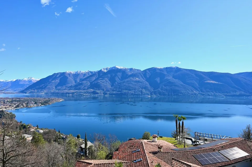 VILLA  CON VISTA LAGO. STILE MINIMALISTA. MASSIMO LUSSO