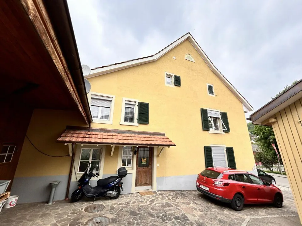 Kernsaniertes Einfamilienhaus mit Einliegerwohnung und grossem Garten