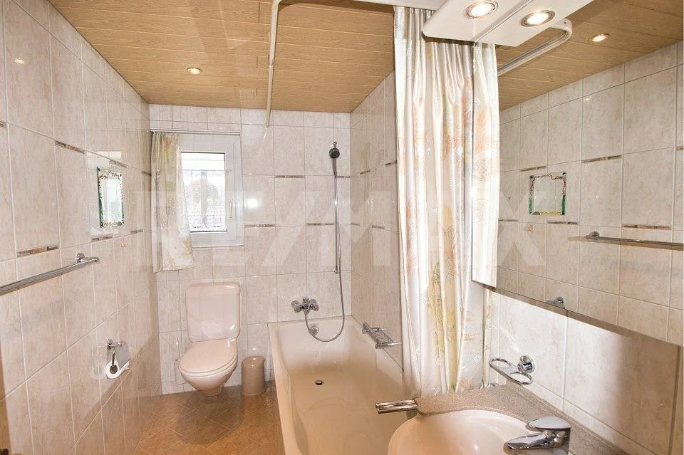Riduzione del prezzo! Casa a schiera ristrutturata con giardino, pronta per essere occupata immediatamente