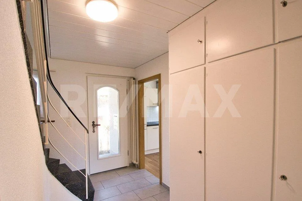Riduzione del prezzo! Casa a schiera ristrutturata con giardino, pronta per essere occupata immediatamente