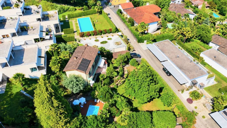 Mit Garten und Pool