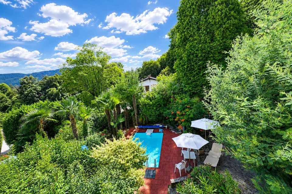 Mit Garten und Pool