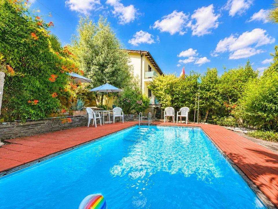 Oasi di Tranquillità con Ampio Giardino, Piscina e Vista lago