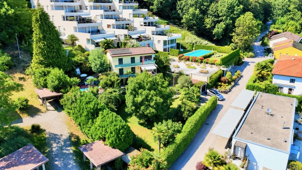 Mit Garten und Pool