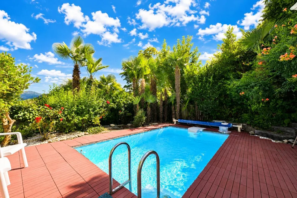 Mit Garten und Pool