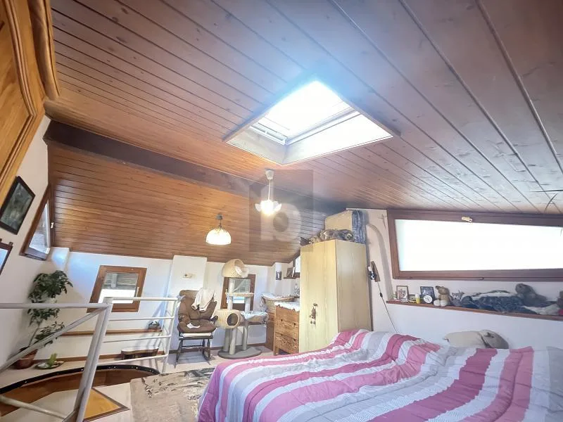 EINZELNES HAUS IM KERN