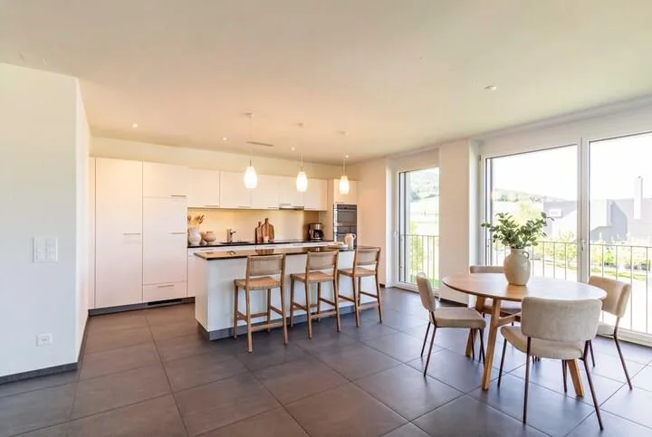 MODERNE WOHNUNG MIT WEITBLICK AM STADTRAND